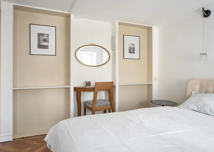 Апартаменти White Door *